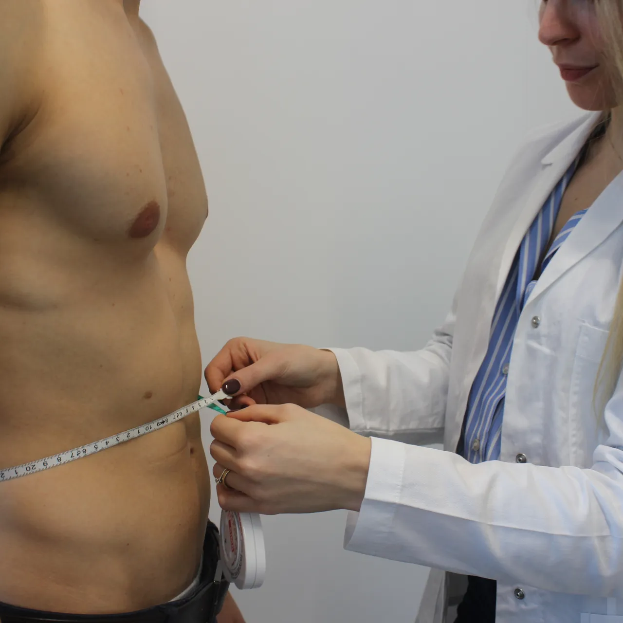 Nutrizionista che misura la circonferenza del paziente